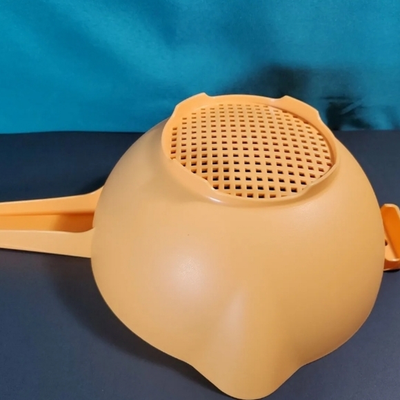 New Tupperware Colander Orange  2 Quart Long Handle Place  Pasta Strainer - Picture 2 of 3
